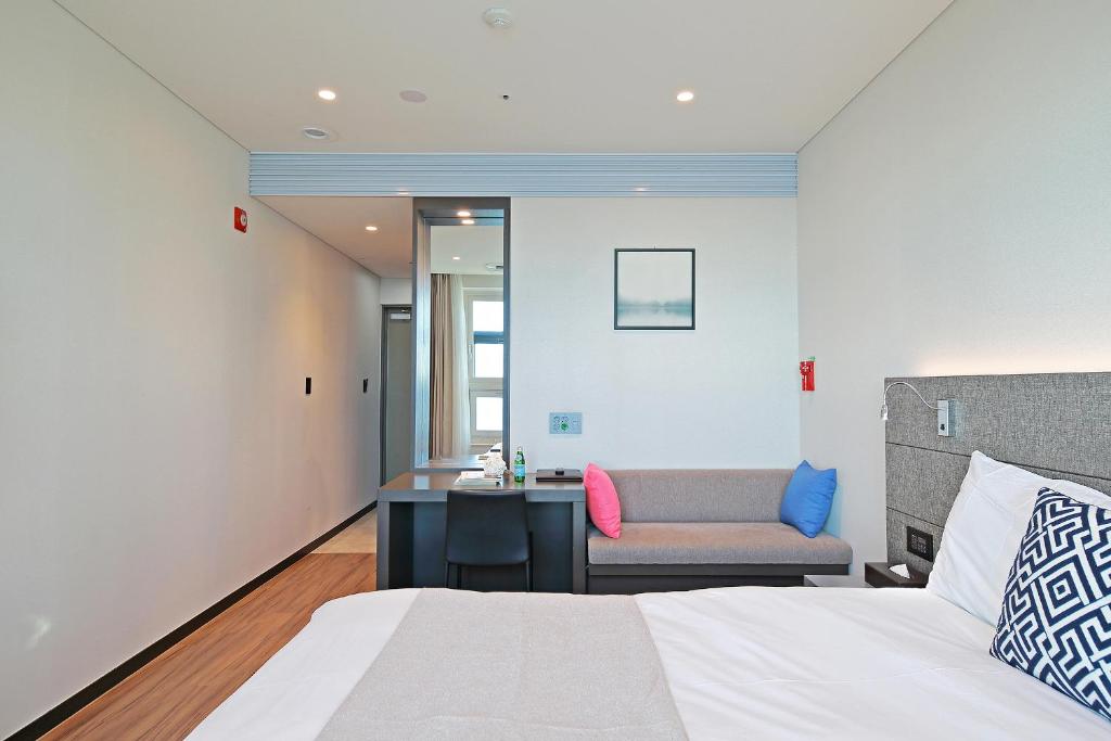 Postel nebo postele na pokoji v ubytování Airsky Hotel Incheon
