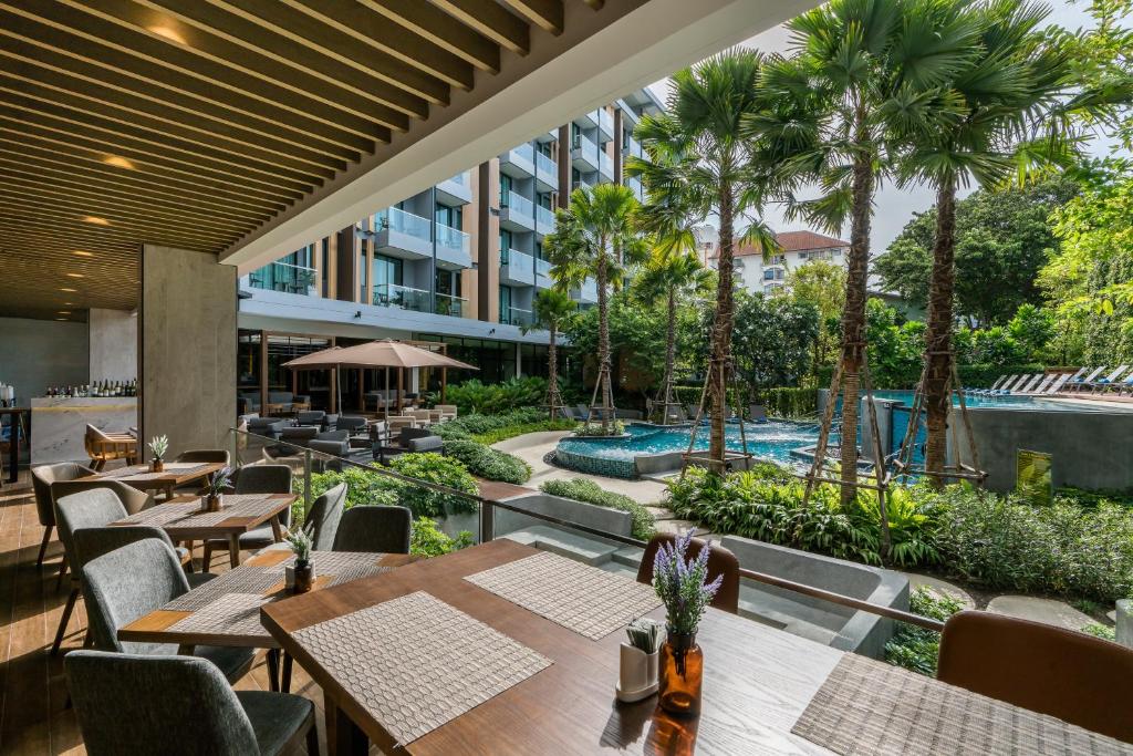 Bazén v ubytování Hotel Amber Pattaya nebo v jeho okolí