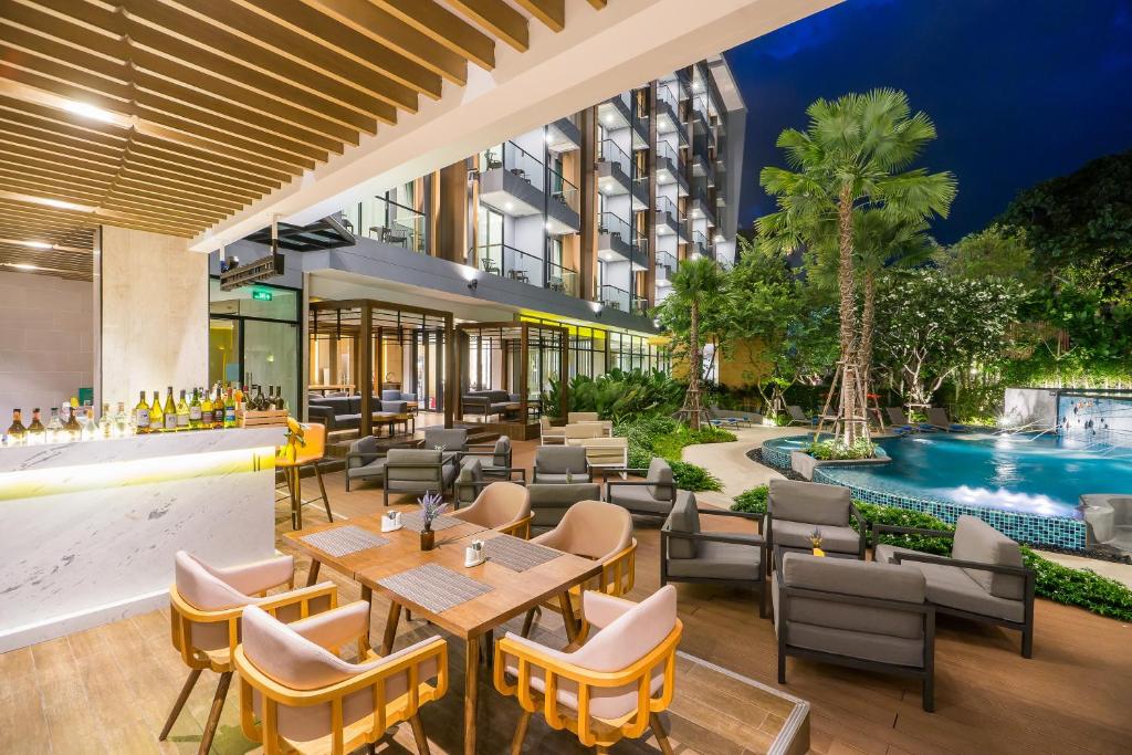 Bazén v ubytování Hotel Amber Pattaya nebo v jeho okolí