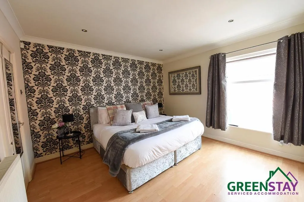 Greenstay Serviced Accommodation, Chester, 3 Bedroom house, Honeysuckle House- City Centre Location with Netflix & Wi-Fi, Chester, United Kingdom