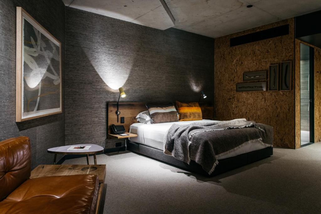 una camera con letto, tavolo e divano di Ovolo Nishi a Canberra