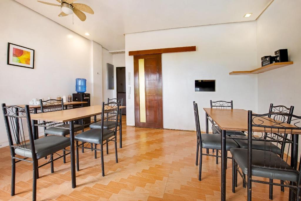 TV a/nebo společenská místnost v ubytování Royale Parc Hotel Puerto Princesa Palawan