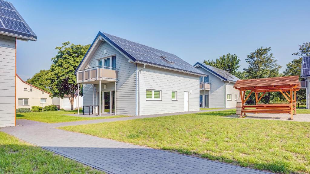 eine Reihe von Häusern mit einem Pavillon in der Unterkunft Wiek-Resort in Wiek auf Rügen 