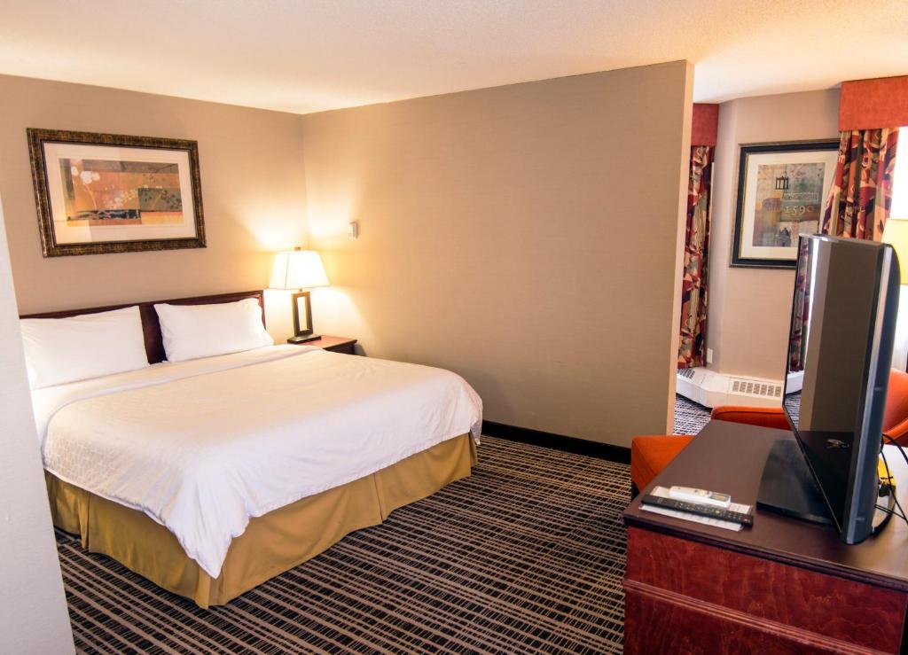 Postel nebo postele na pokoji v ubytování Holiday Inn Express Red Deer by IHG