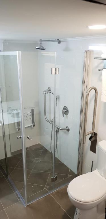 Koupelna v ubytování Golan Hotel