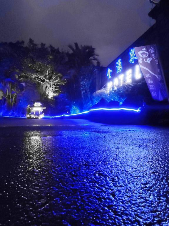 Výhled na řeku, která protéká v blízkosti motelu