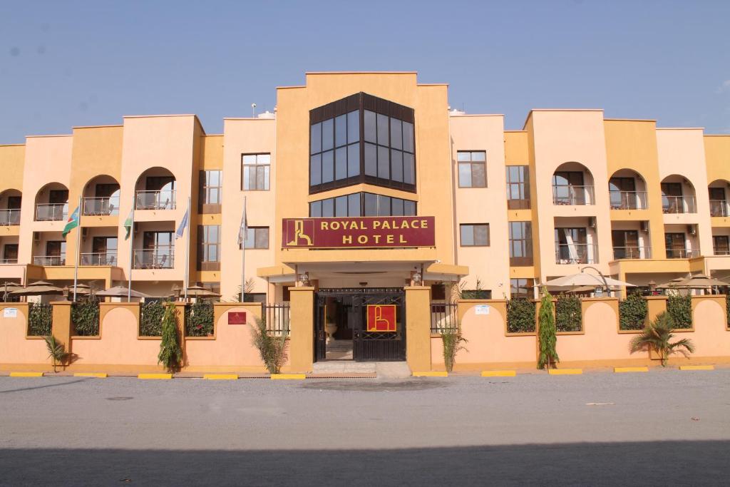 un hôtel avec un panneau indiquant l'hôtel du palais de la ville dans l'établissement Royal Palace Hotel, à Djouba