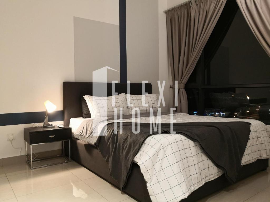 een slaapkamer met een zwart-wit bed en een raam bij Spacious Big Room, Designed & Quiet Family Home, Eclipse in Cyberjaya by Flexihome-MY in Cyberjaya