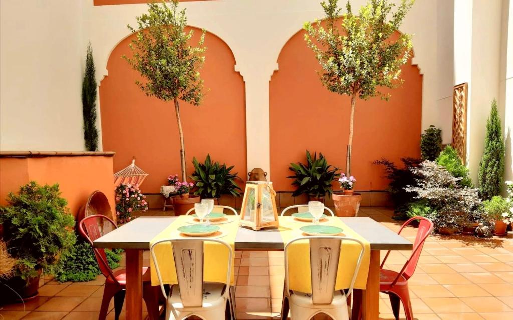 a table and chairs in a room with plants at Ziza in Córdoba