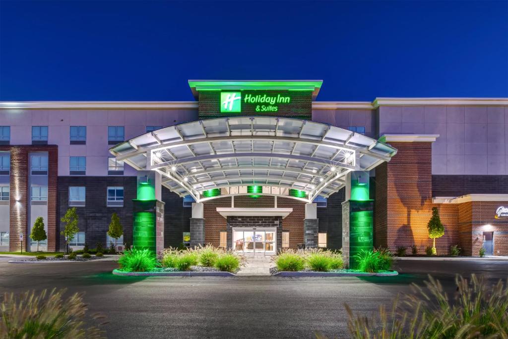 um edifício hospitalar com um sinal que diz houstonium em Holiday Inn & Suites - Toledo Southwest - Perrysburg, an IHG Hotel em Perrysburg