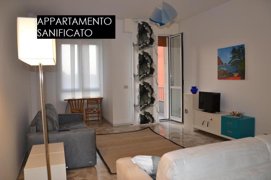 uma sala de estar com um sofá e uma televisão em Residenza Viale Mentana em Parma