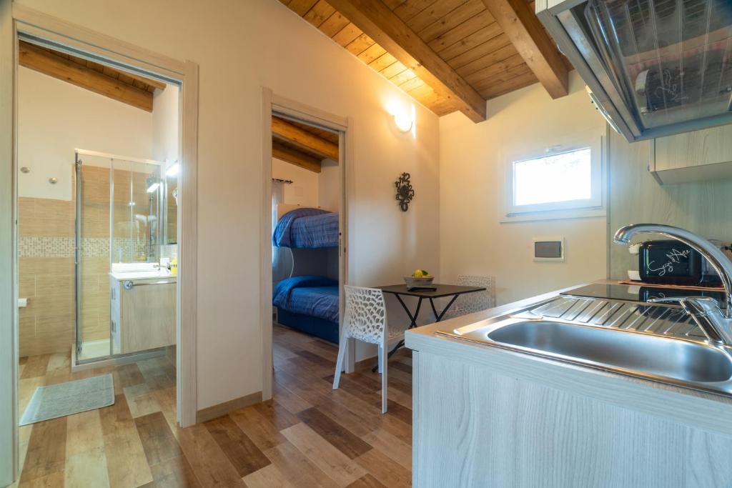 een keuken met een wastafel en een aanrecht bij Bonsai B&B Alghero in Santa Maria la Palma