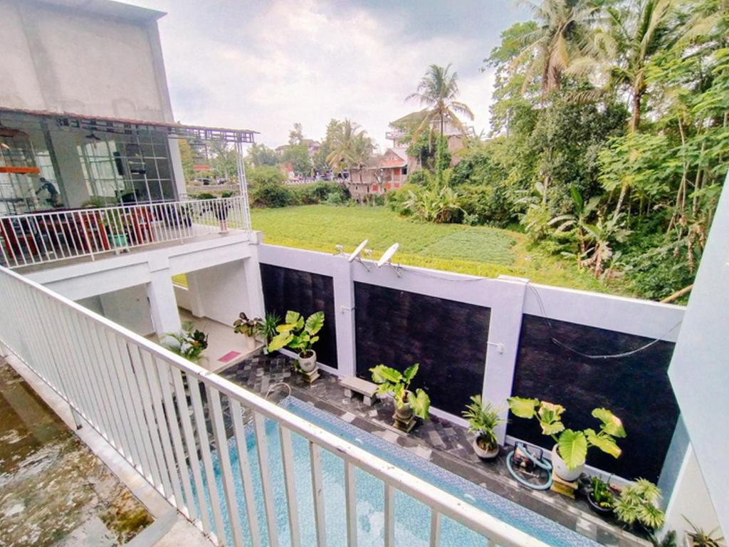 einen Balkon eines Hauses mit Pflanzen darauf in der Unterkunft RedDoorz At Artomoro Guest House in Yogyakarta