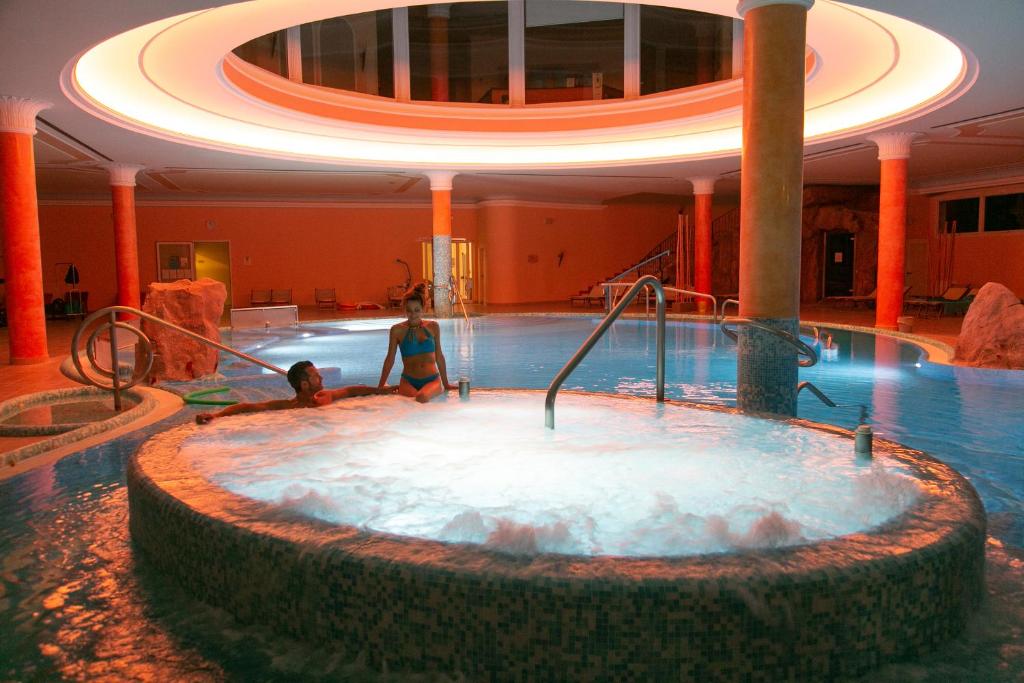 Bazén v ubytování Hotel Terme All'Alba nebo v jeho okolí