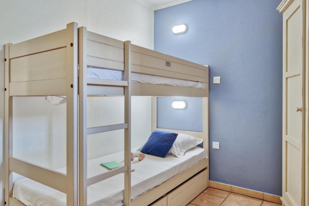 Postel nebo postele na pokoji v ubytování Résidence Pierre & Vacances Premium Les Calanques des Issambres