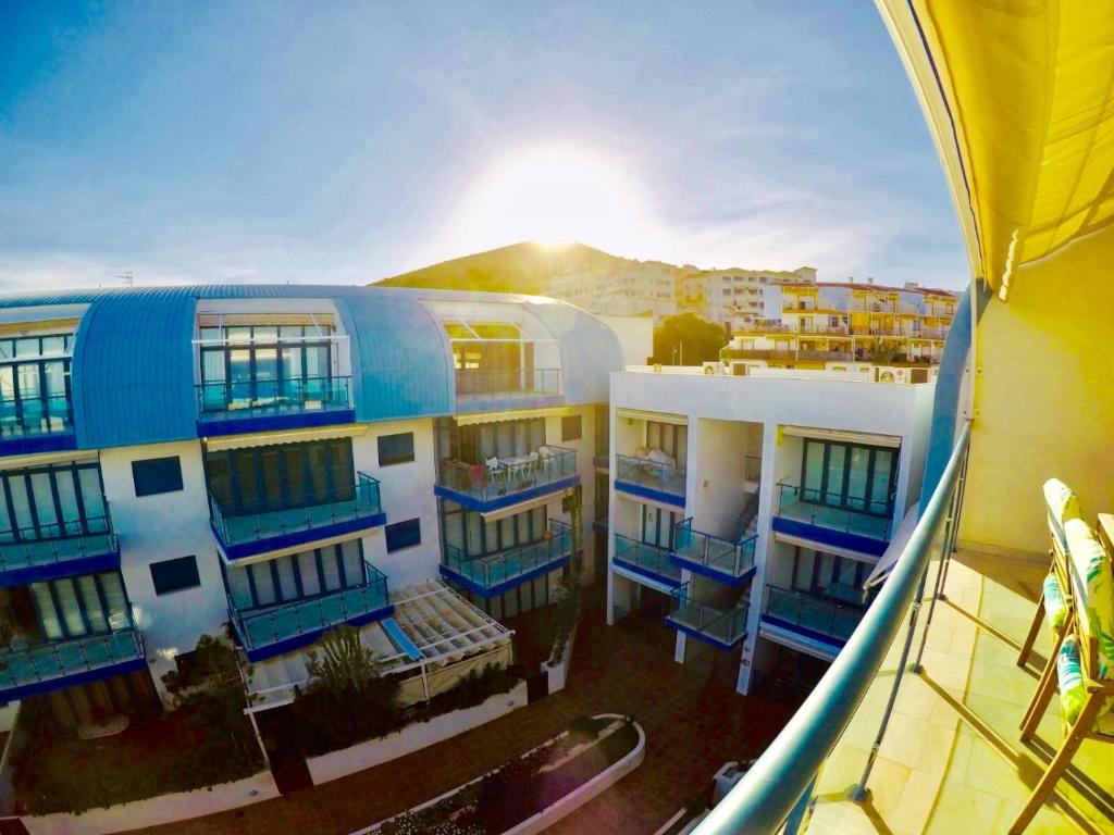 A balcony or terrace at Atico lujo primera linea, terraza, piscina, parking