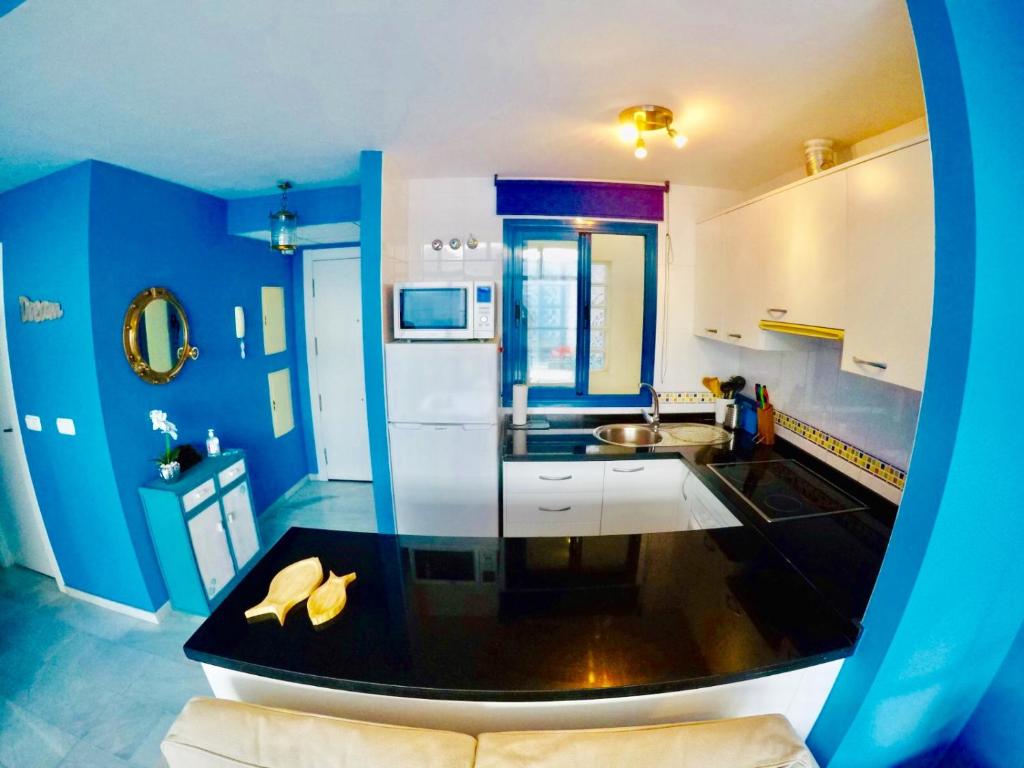 A kitchen or kitchenette at Atico lujo primera linea, terraza, piscina, parking