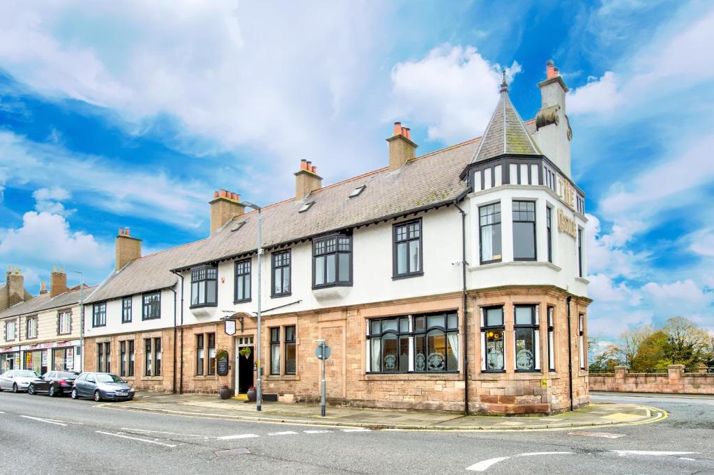 un viejo edificio en la esquina de una calle en The Castle Hotel en Berwick-Upon-Tweed