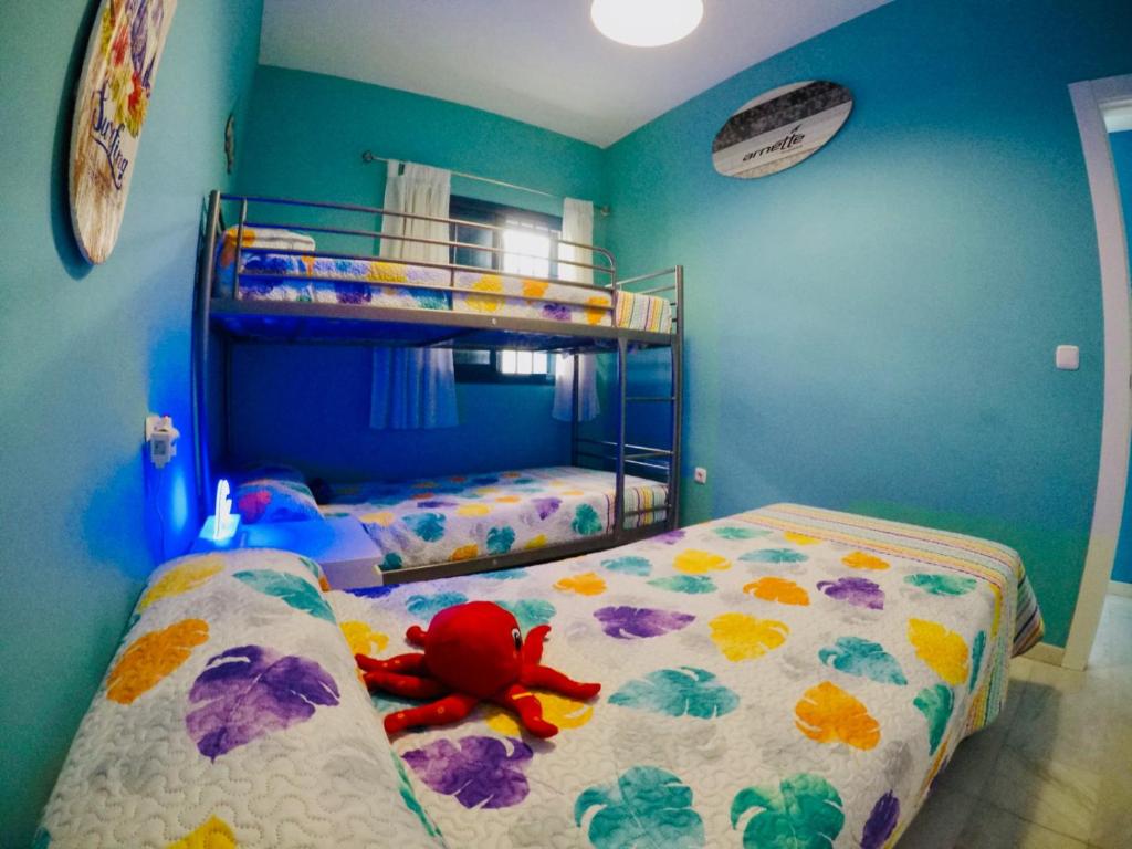 A bed or beds in a room at Atico lujo primera linea, terraza, piscina, parking