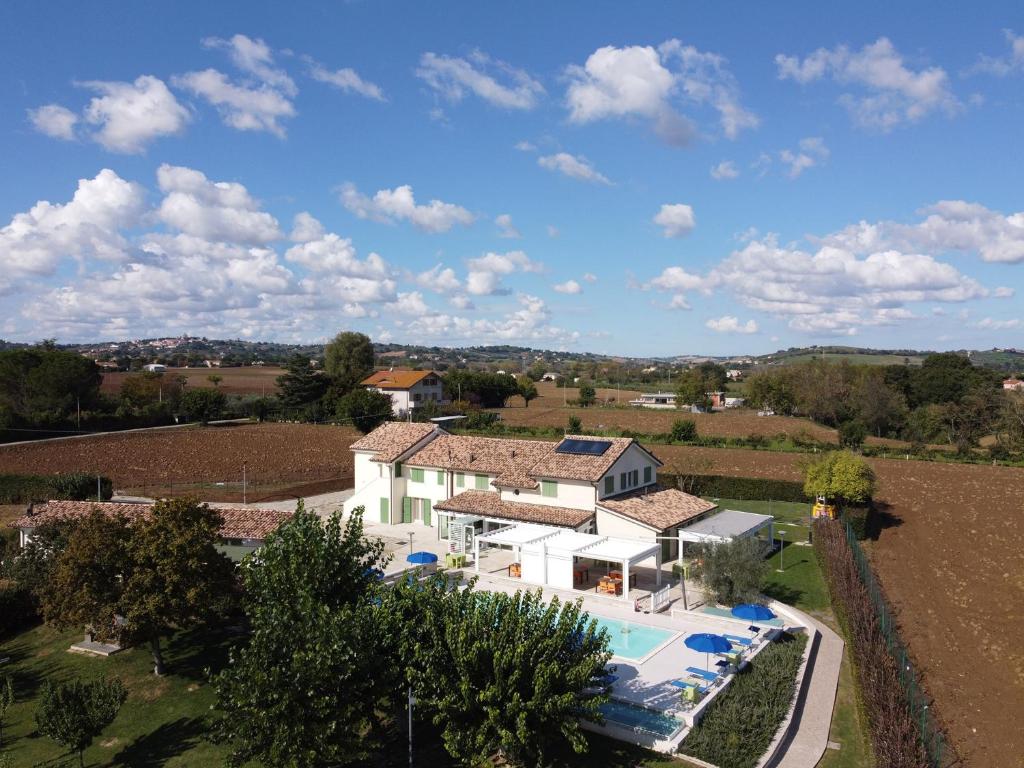 una vista aérea de una casa con piscina en Le Terre di Maluk, en Monte San Vito