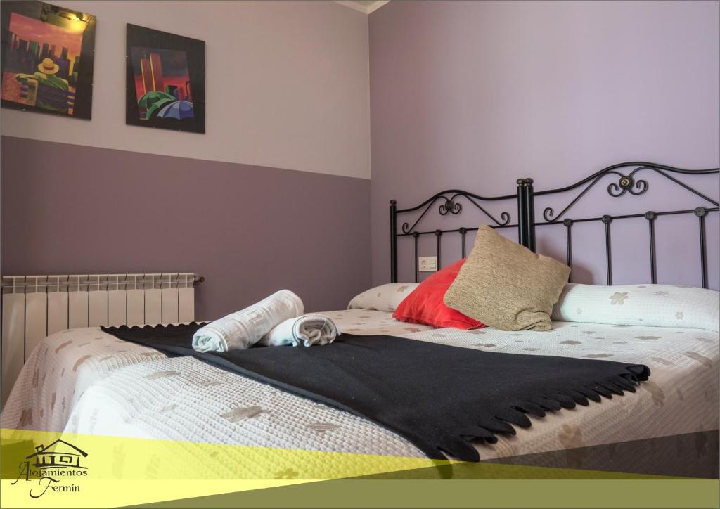Postel nebo postele na pokoji v ubytování Apartamentos Fermín