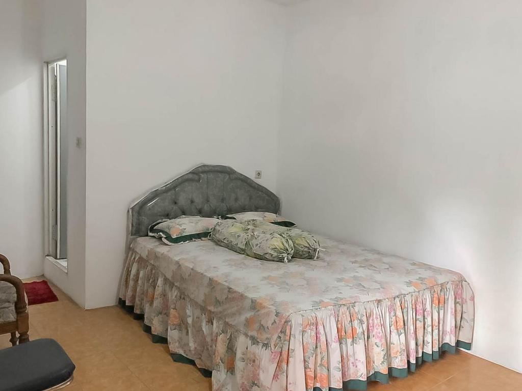 Postel nebo postele na pokoji v ubytování Rumah Panggung Guest House Syariah Mitra RedDoorz