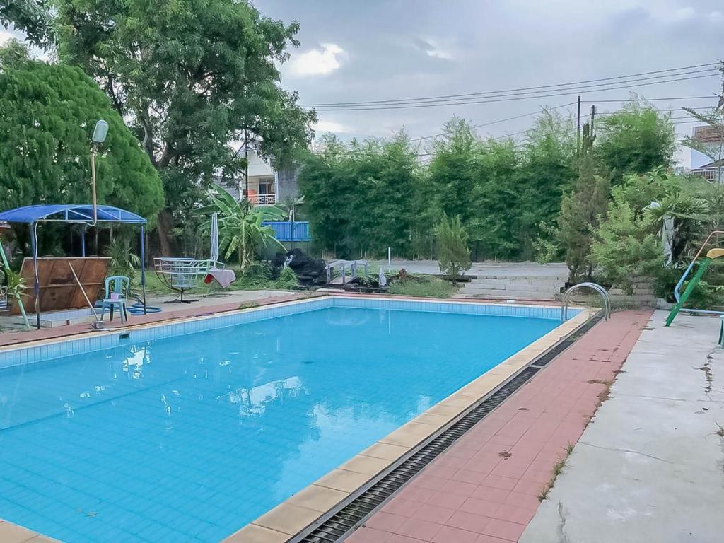 Bazén v ubytování Rumah Panggung Guest House Syariah Mitra RedDoorz nebo v jeho okolí