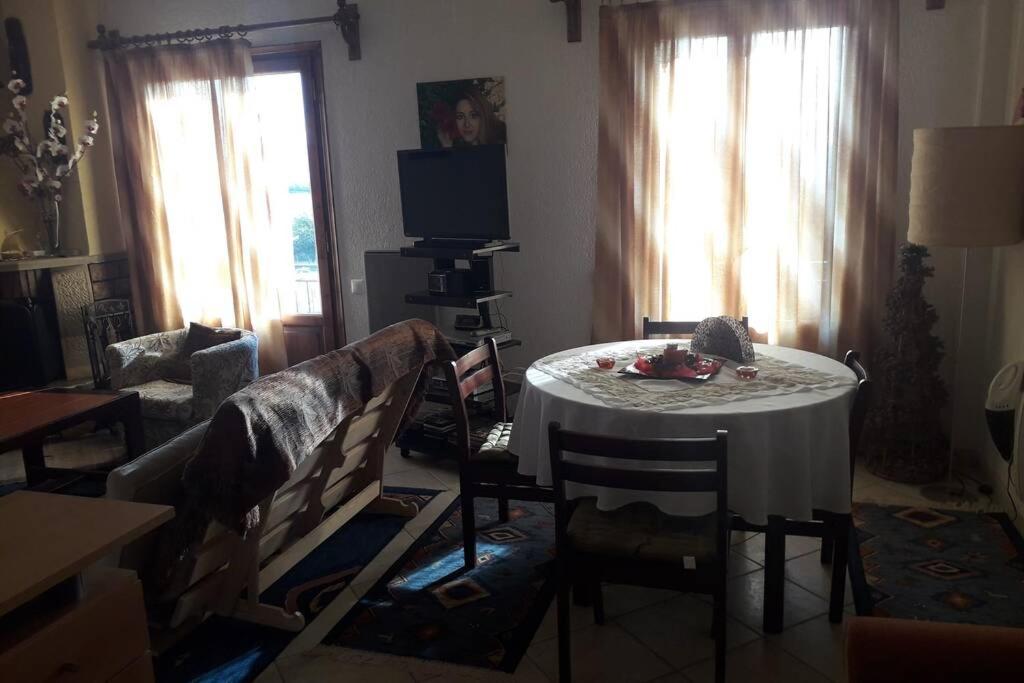 salon ze stołem i telewizorem w obiekcie Efis house w mieście Kalívia