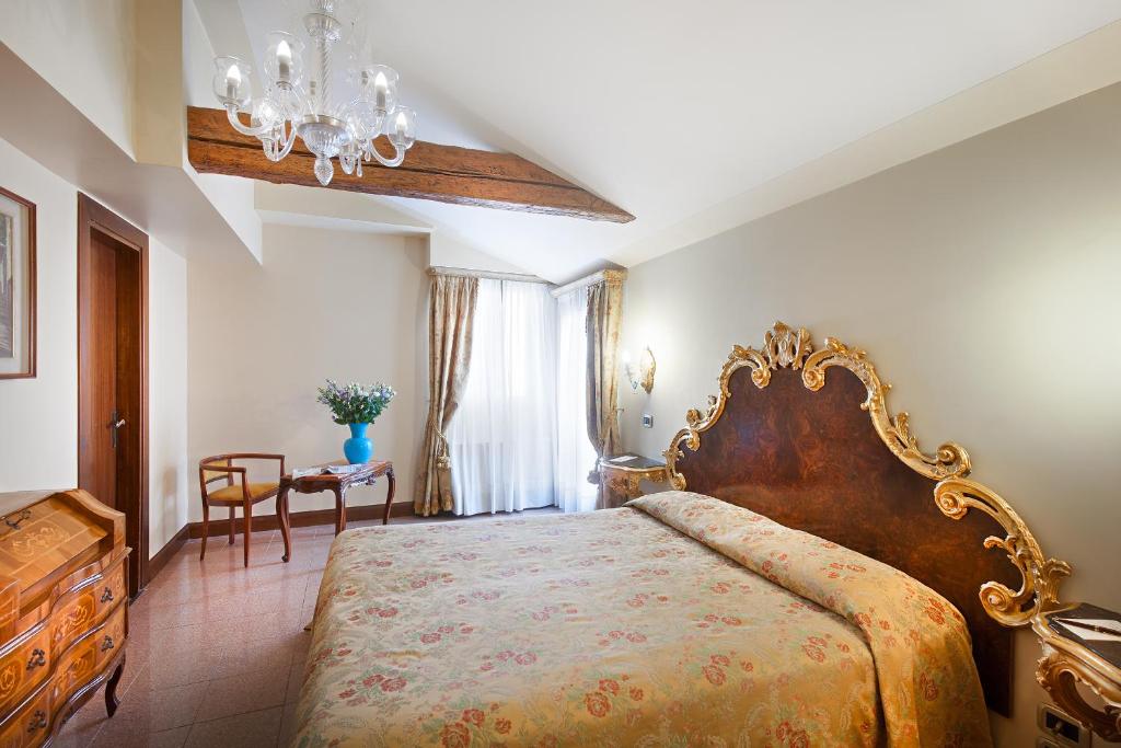 Postel nebo postele na pokoji v ubytování Residenza d'Epoca San Cassiano