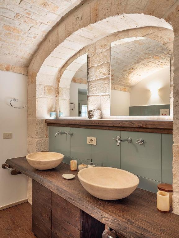 Łazienka w obiekcie Trulli Uliveto Acquafonda
