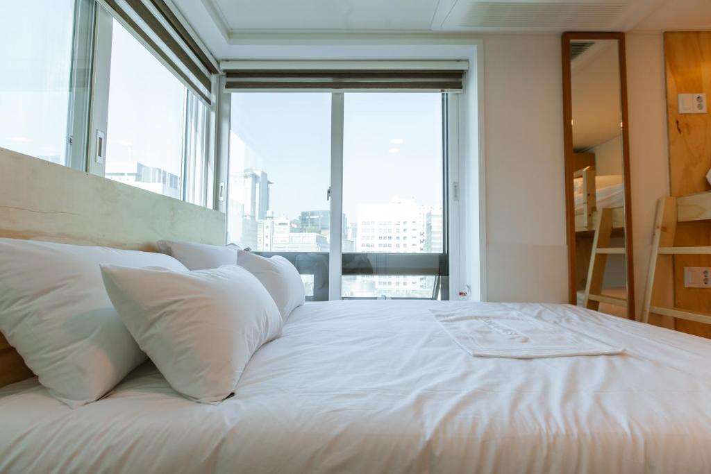 Postel nebo postele na pokoji v ubytování Seoulite Inn Myeongdong Formerly - Step Inn Myeongdong 2