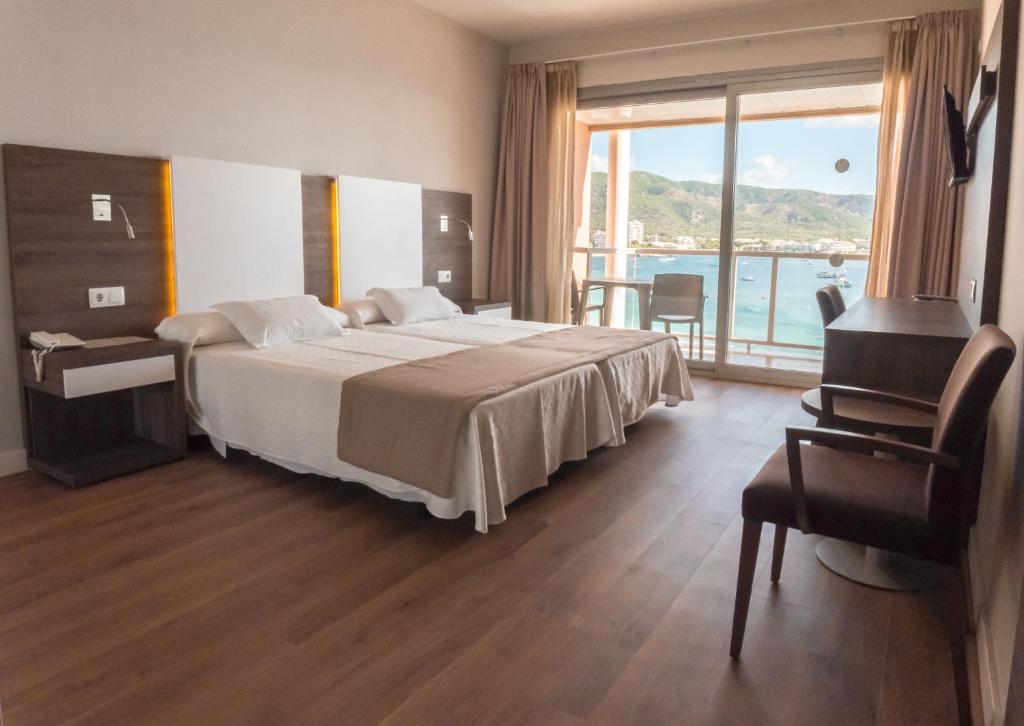 Postel nebo postele na pokoji v ubytování Seramar Hotel Comodoro Playa