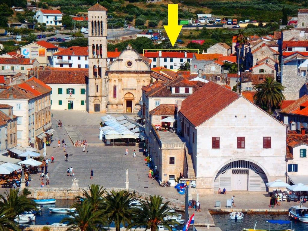 Vistas a una ciudad con un edificio y una torre en Apartments Stipisic, en Hvar