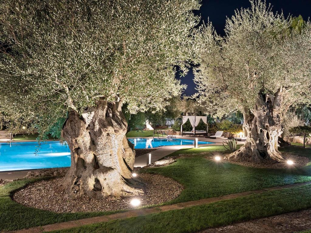 Basen w obiekcie Trulli Uliveto Acquafonda lub w pobliżu