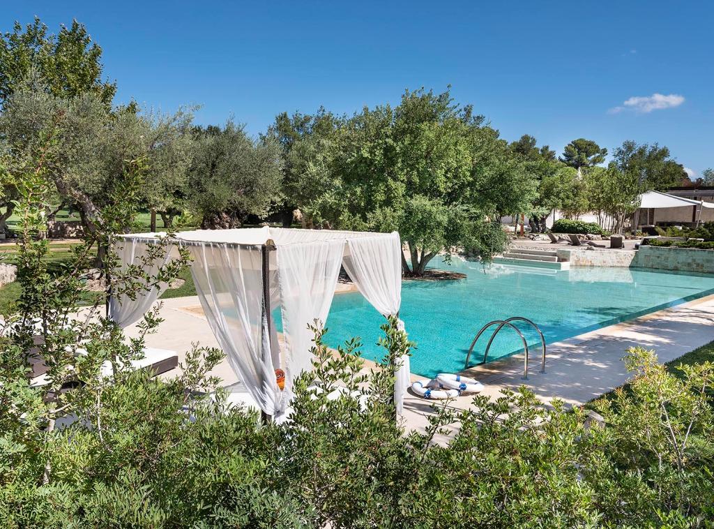 Basen w obiekcie Trulli Uliveto Acquafonda lub w pobliżu