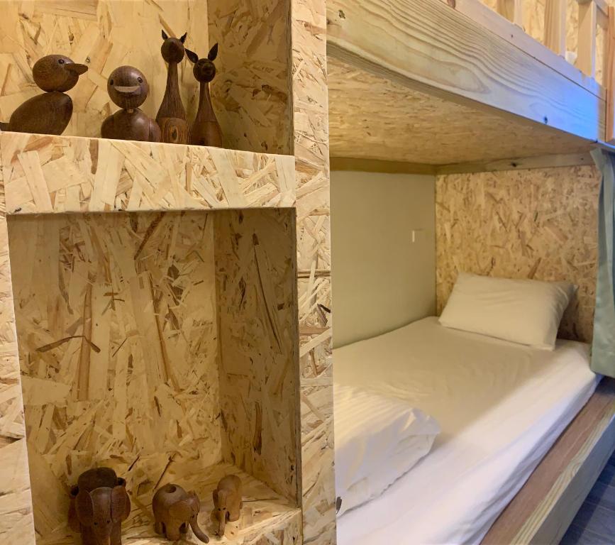 a bunk bed in a cabin with vases on the wall at 墾丁秋莊會館 附限量停車位 不保證有位置 無法事先預留 背包房無車位 預訂後記得加Line聯繫 in Hengchun