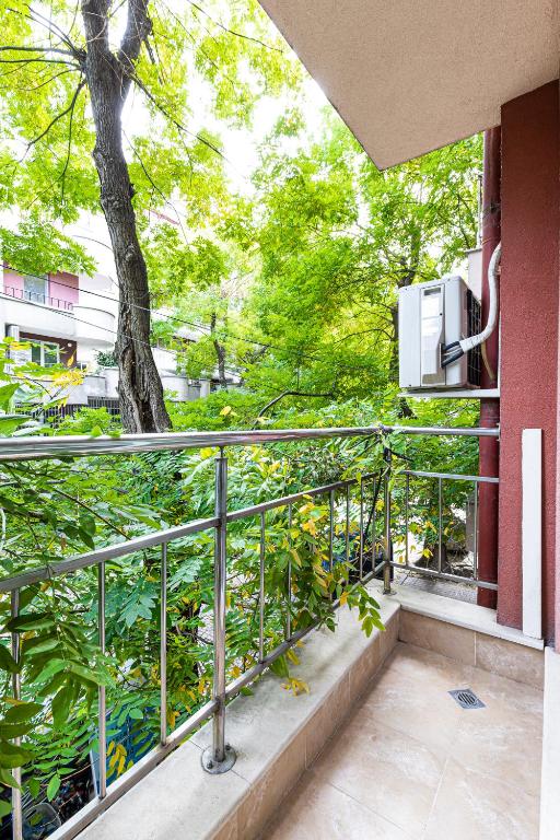 A balcony or terrace at 1BD apartment in a calm area near the centre by Flat Mаnager
