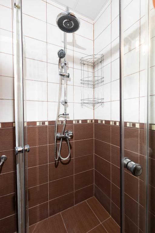 A bathroom at 1BD apartment in a calm area near the centre by Flat Mаnager