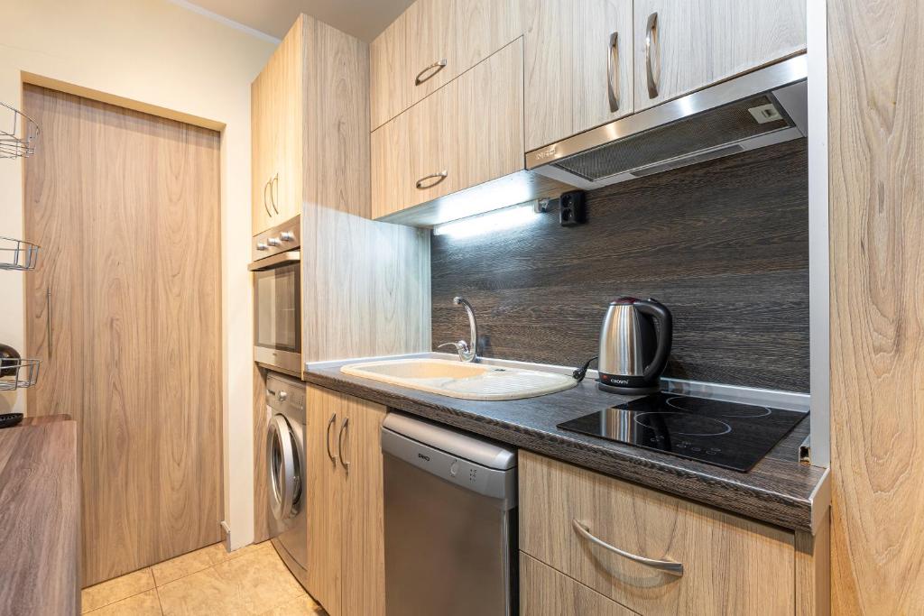 A kitchen or kitchenette at 1BD apartment in a calm area near the centre by Flat Mаnager