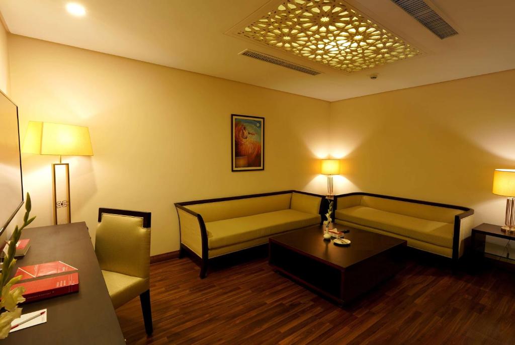 Ramada by Wyndham Lahore Gulberg II - Suite Lit King-Size Affaires - Non-Fumeurs