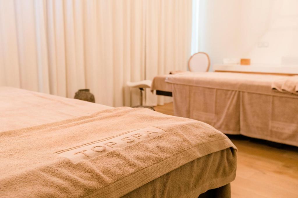 Postel nebo postele na pokoji v ubytování Royal Obidos Scenic Resort