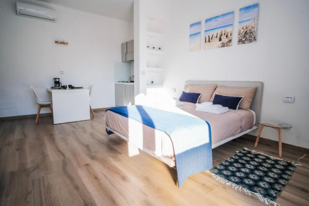 Łóżko lub łóżka w pokoju w obiekcie Rossani Suites&Aparts