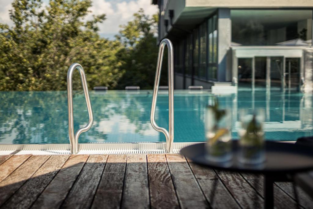 Bazén v ubytování Hotel Alpenflora nebo v jeho okolí