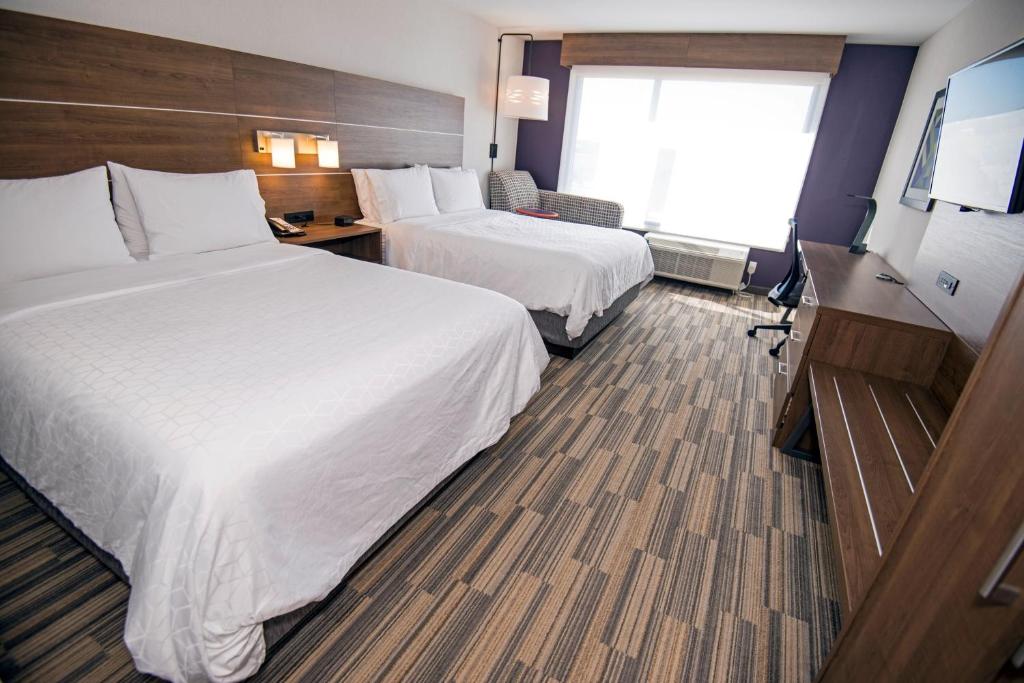 Postel nebo postele na pokoji v ubytování Holiday Inn Express - Red Deer North by IHG