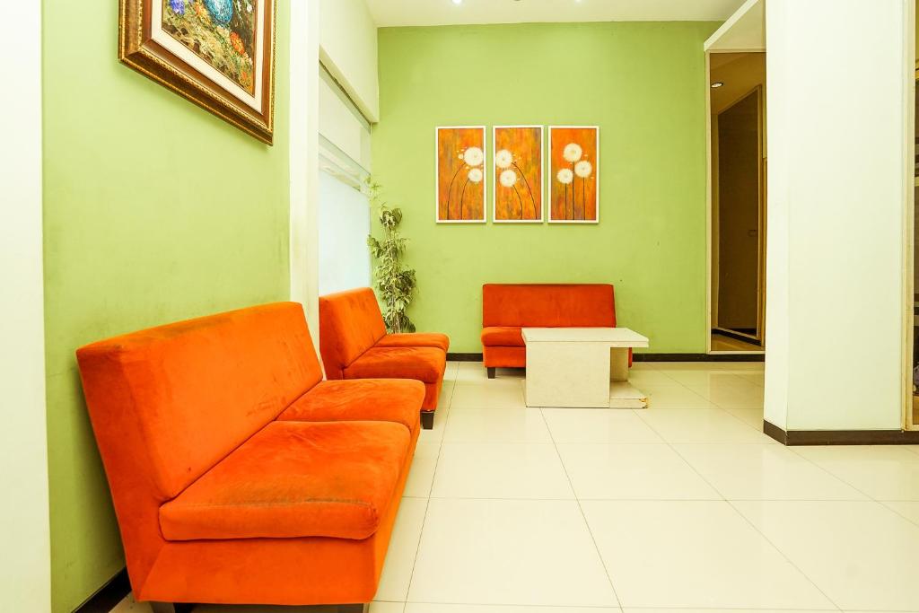 Area soggiorno di Ardhya Guesthouse Syariah by ecommerceloka