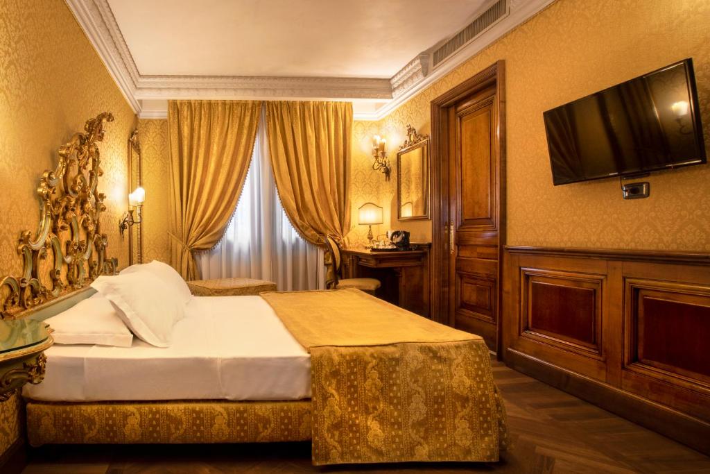 Łóżko lub łóżka w pokoju w obiekcie Palazzina Veneziana