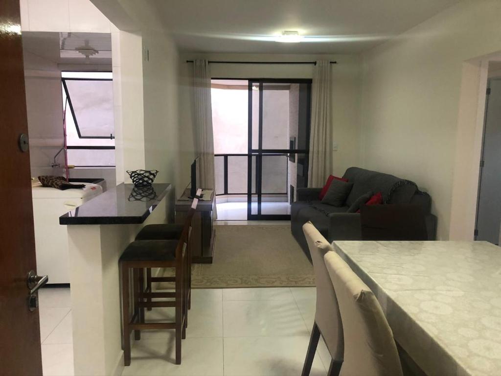 a living room with a couch and a table at Apartamento na praia, quadra do mar, Rua novo píer in Itapema
