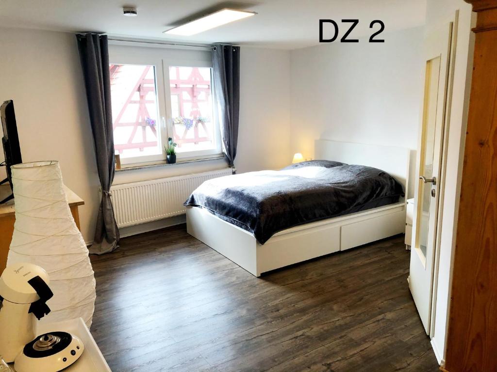 1 dormitorio con cama y ventana en Lisas Gästehaus en Neckartenzlingen