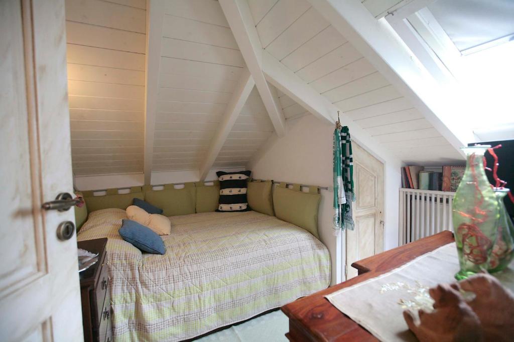 małą sypialnię z łóżkiem na poddaszu w obiekcie cozy attic w mieście Arachova