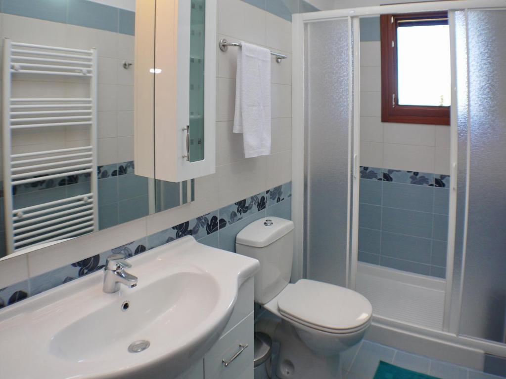A bathroom at Villa Vassilis Fiscardo Kefalonia